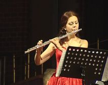 Две флейтистки дали концерт на сцене филармонии