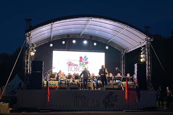 Духовой оркестр и солисты филармонии выступили на фестивале «Цветы Победы»