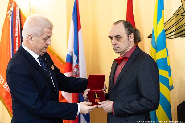 Сотрудник филармонии получил медаль от президента Анголы