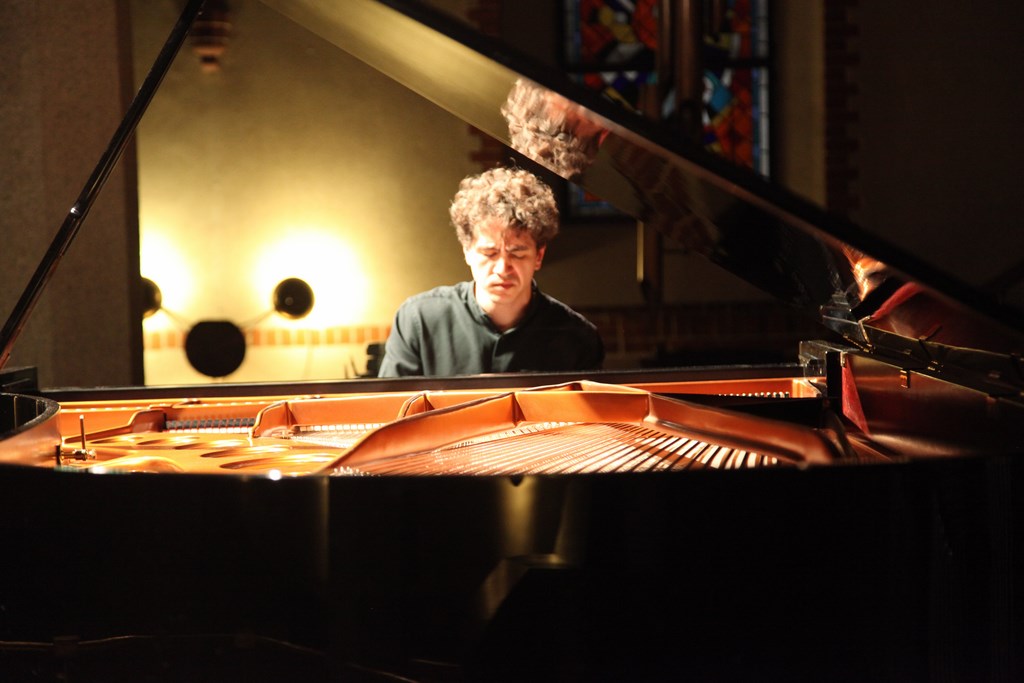 В Калининграде выступил Константин Емельянов