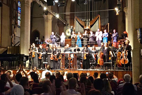 В финале концерта «Музыка кино» восторженная публика стоя приветствовала артистов