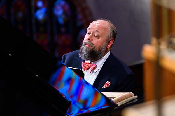 Первый месяц весны откроет сольный концерт Александра Гиндина