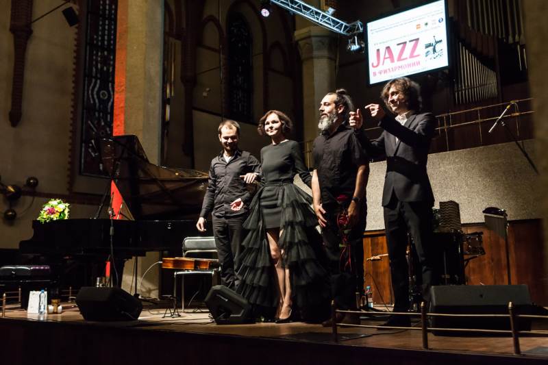 Рояль и джазовое трио