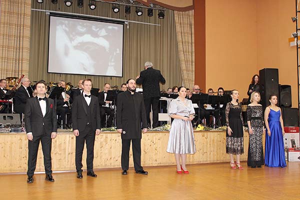 «Нам дороги эти позабыть нельзя...»