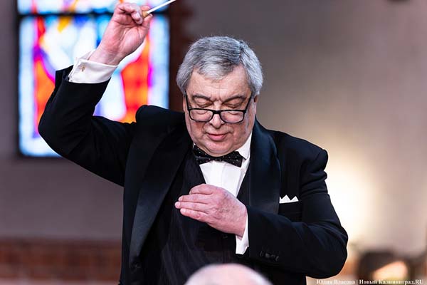 Директор филармонии Виктор Бобков: «Ведём выматывающую борьбу с дурновкусицей»