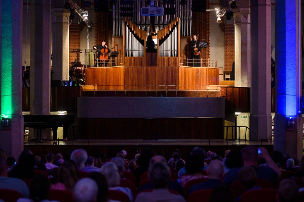 Стиль, яркость и образность: еще одно украшение фестиваля