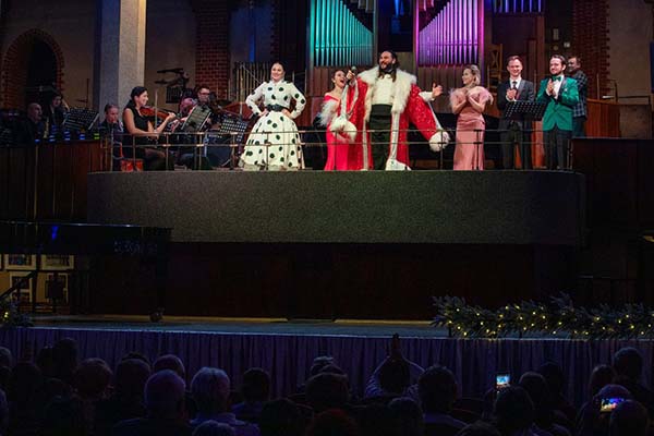 «Новый год в хорошей компании»: филармония подарила калининградцам волшебный вечер