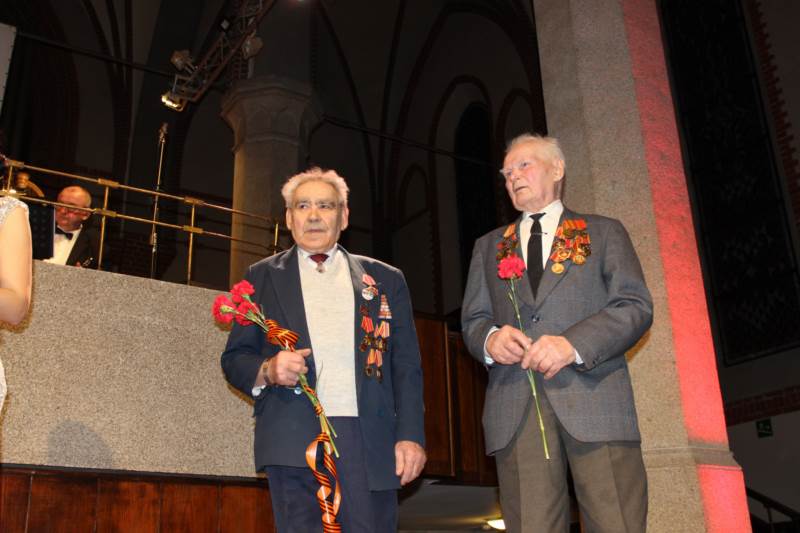 Крепким, как сталь, посвящается