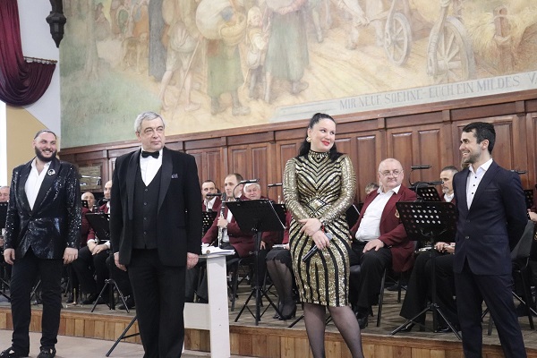 Музыканты филармонии поздравили гусевцев с Днем города