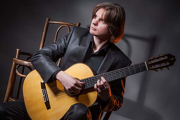 Лауреат международных конкурсов Антон Баранов (гитара, Санкт-Петербург)