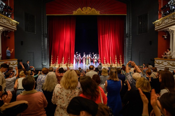 Грация и темперамент: знаменитый ансамбль танца удивил колоритными номерами