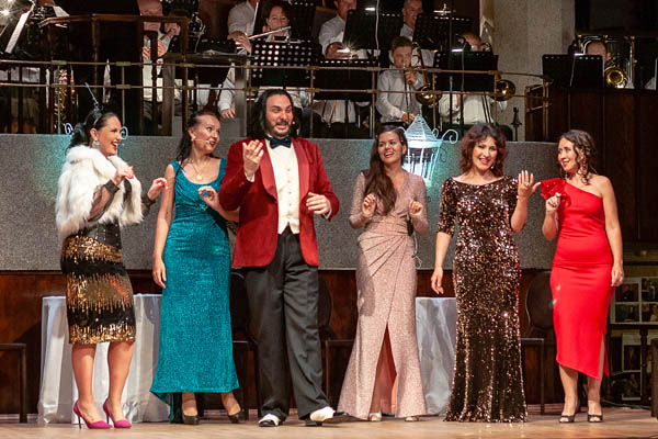 Французский шик, нотка артистизма и блестящий вокал