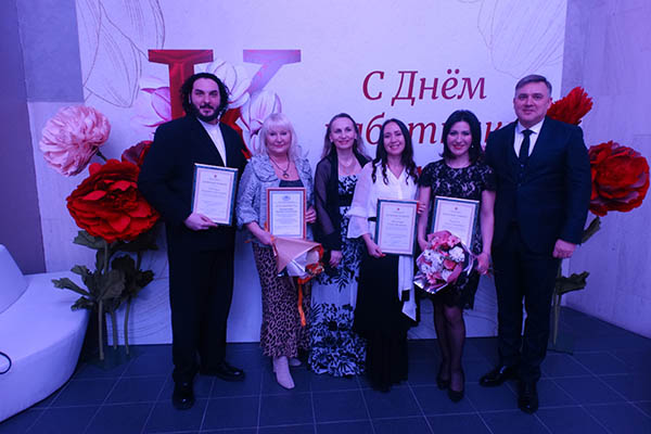 Солистов наградили почетными грамотами