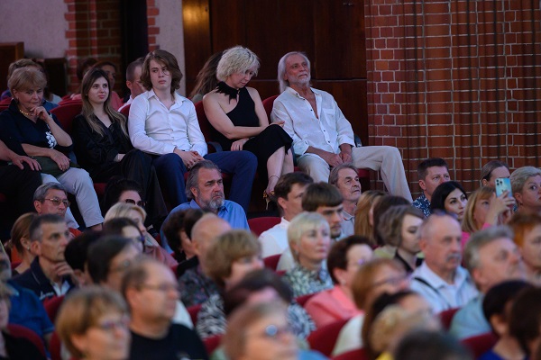 РЕПЛИКА ПРИСТРАСТНОГО СЛУШАТЕЛЯ