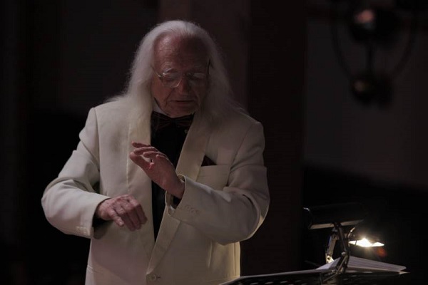 Время поздравить дирижера