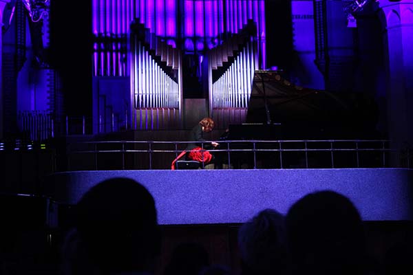 Слушая мир: «Фортепианные вечера» Анны Ушаковой под гром аплодисментов