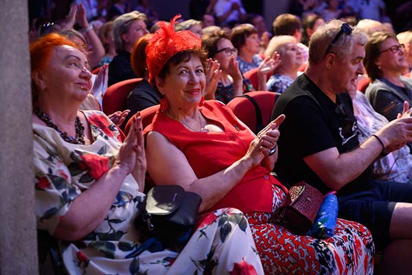 Концерт «Мелодии из детства» посвящен Дню матери