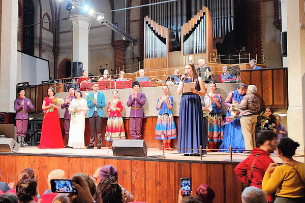 Артистам из Луганска аплодировали стоя